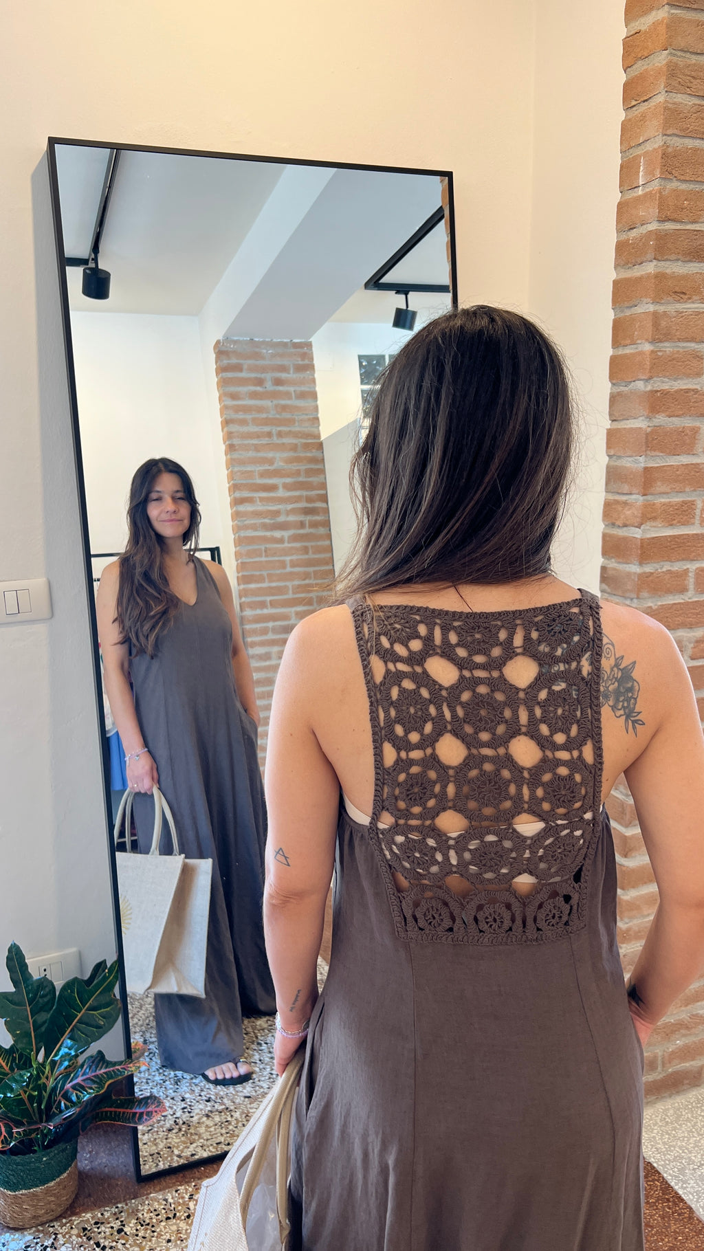 Abito lungo con macrame dietro