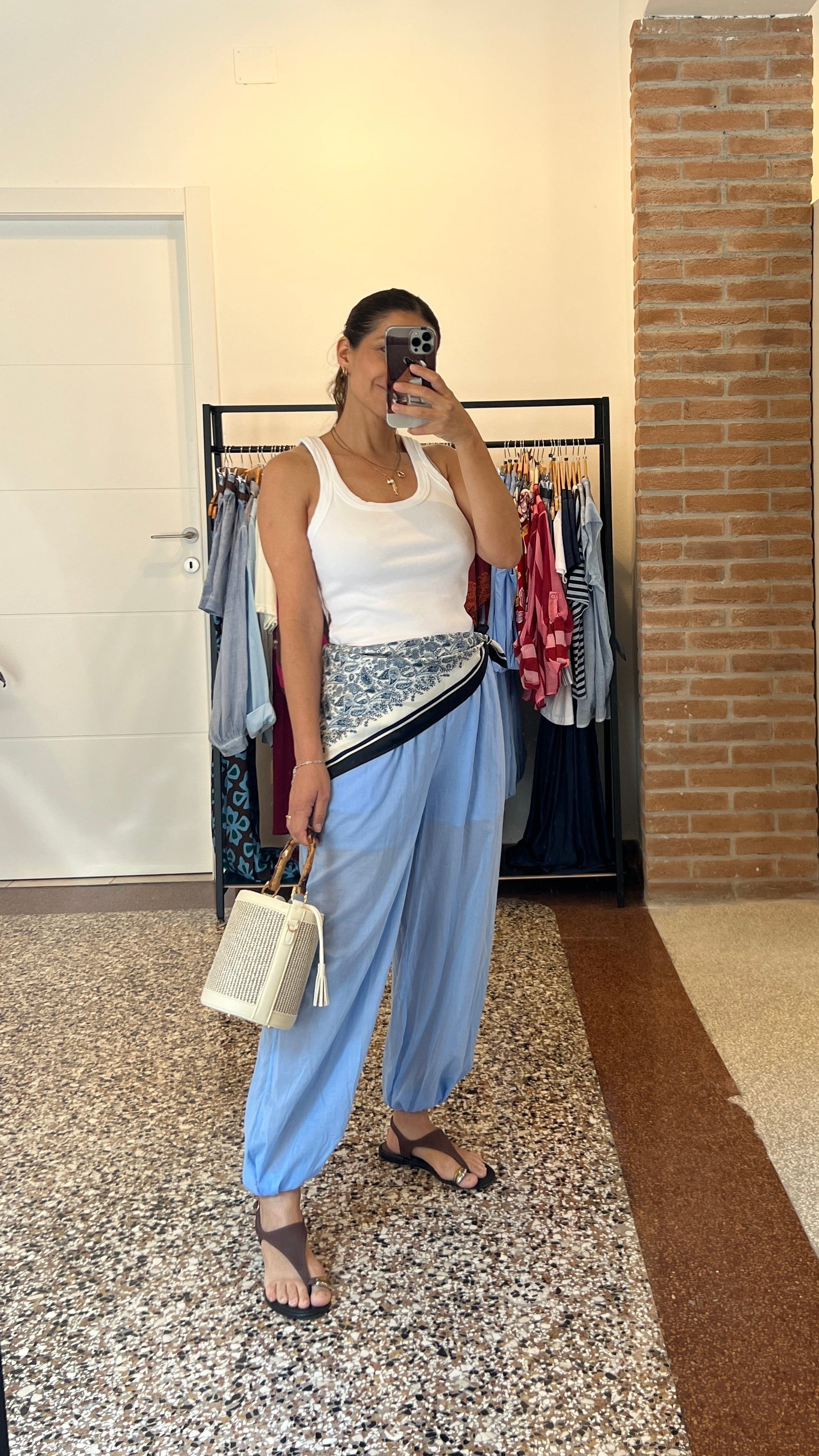 Pantalone ampio con elastico in vita e su fondo