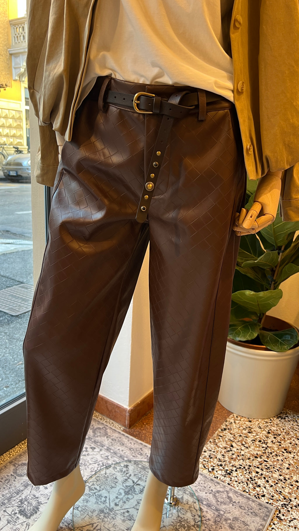 Pantalone Balloon in ecopelle intrecciata