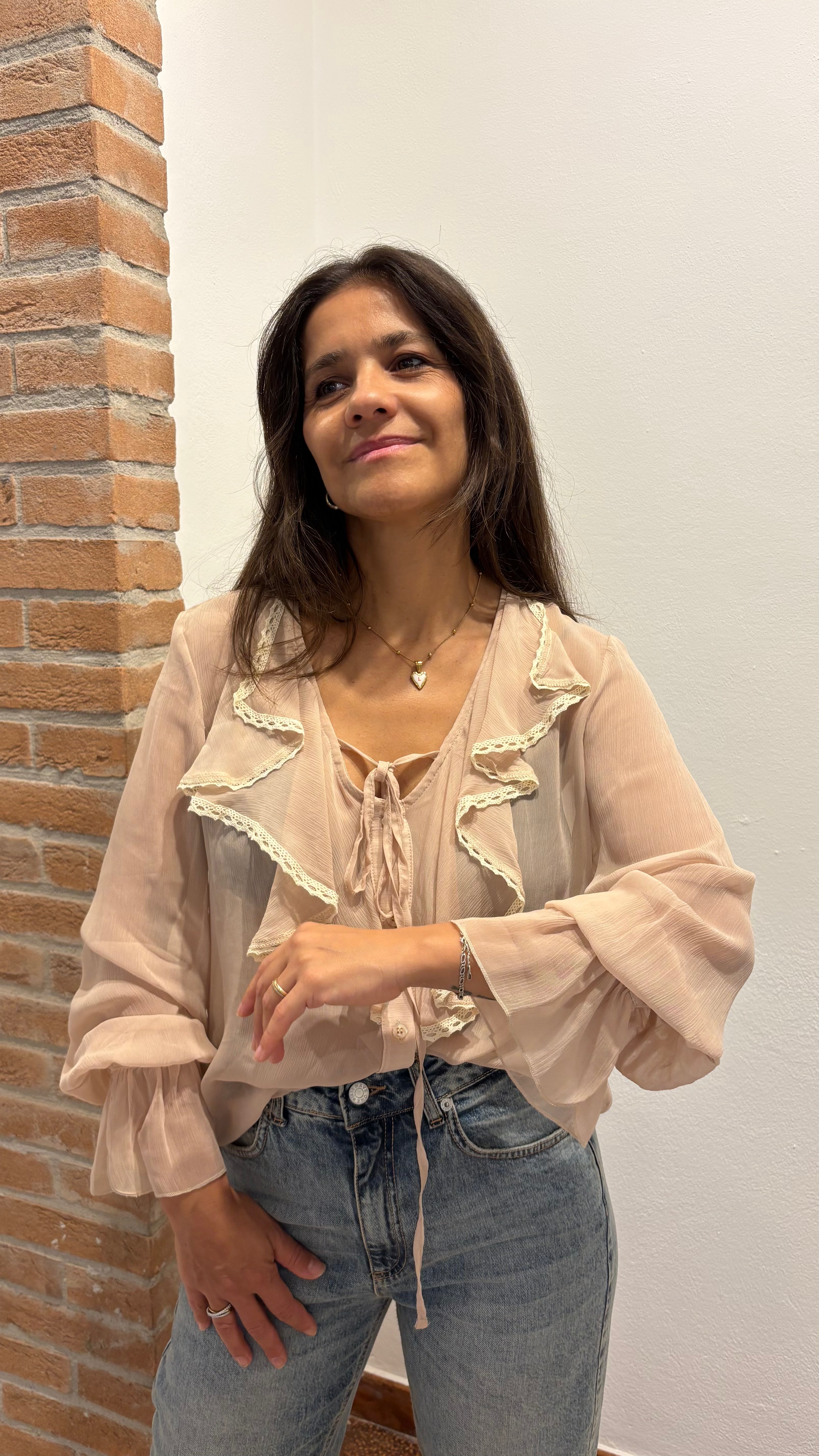 Blusa con scollo a V e macrame